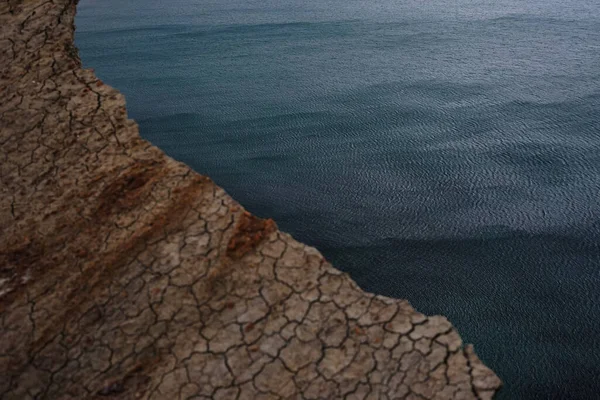 Das Zerklüftete Ufer Des Kaps Vor Dem Hintergrund Eines Ruhigen — Stockfoto