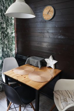 Modern tarzda iki kişi için yemek alanı.