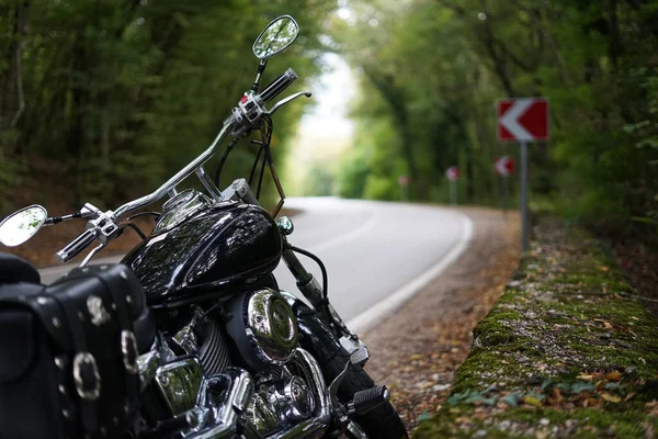 Черный Мотоцикл Классическом Стиле Стоит Обочине Извилистой Дороги Окруженной Лесом — стоковое фото