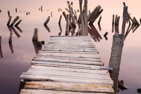 Дерев Яний Старий Пірс Березі Рожевого Солоного Озера Заході Сонця — стокове фото
