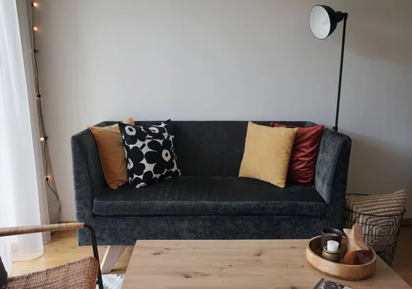 Ein Graues Sofa Mit Bunten Kissen Steht Neben Einer Stehlampe — Stockfoto