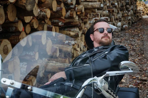 Güneş Gözlüklü Deri Ceketli Bir Adam Klasik Bir Motosikletin Üzerinde — Stok fotoğraf