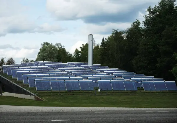 Много Солнечных Батарей Поле Рядом Дорогой Лес Облачную Погоду — стоковое фото