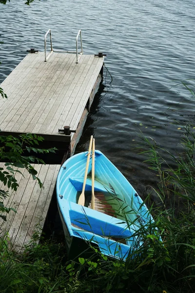 Barco Azul Con Remos Antiguo Muelle Madera —  Fotos de Stock