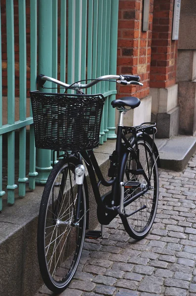 Schwarzes Fahrrad Mit Korb Grünen Zaun — Stockfoto