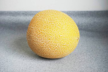 Gri arkaplanda küçük sarı kavun