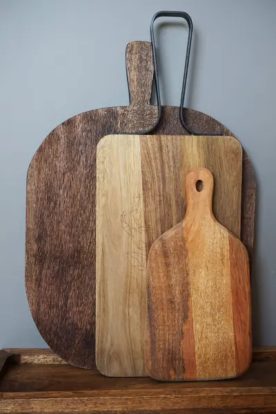 木製のカッティングボードとグレーの背景にスレート — ストック写真
