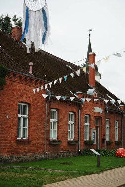 Güneşsiz havalarda eski kırmızı tuğla bina