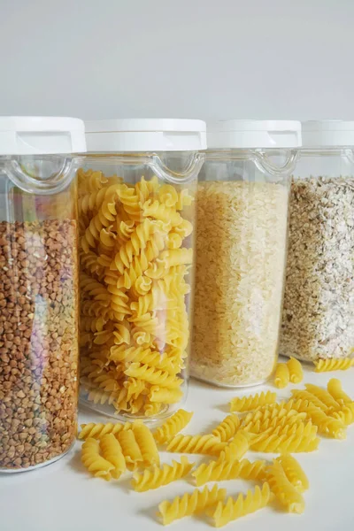 透明的容器 白色背景的面食 燕麦和面粉 — 图库照片