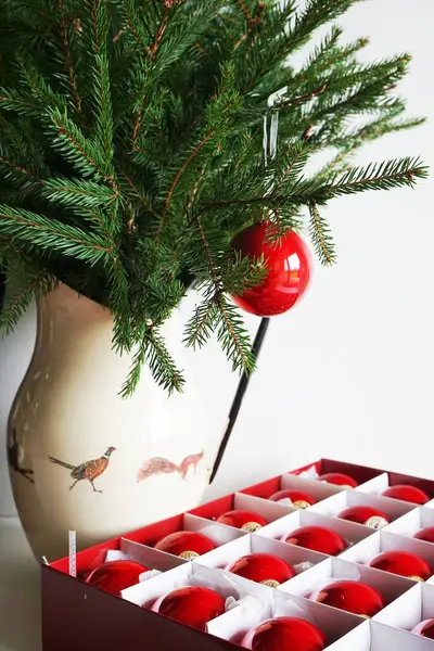 Tannenzweige Einer Vase Mit Roten Weihnachtskugeln Auf Weißem Hintergrund — Stockfoto