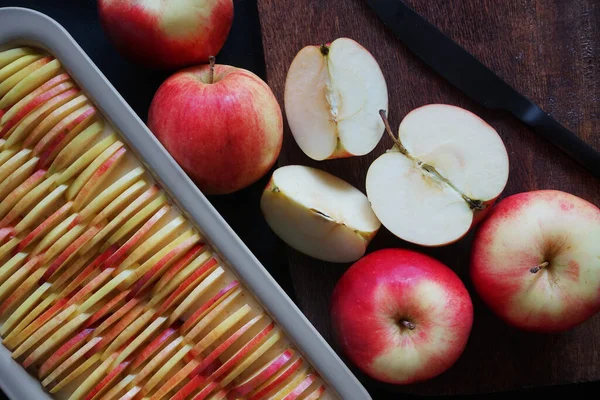 Jabłecznik Obok Jabłek Noża Drewnianej Desce — Zdjęcie stockowe