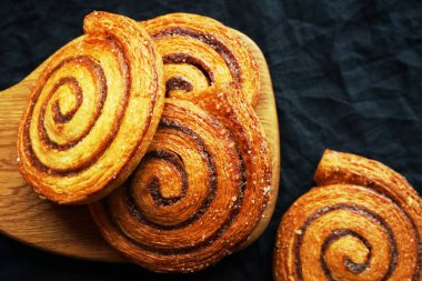 Tarçın ruloları koyu arkaplanda