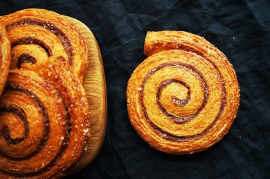 Tarçın ruloları koyu arkaplanda