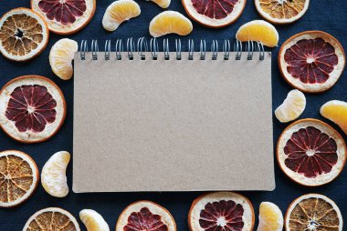 Koyu arkaplandaki kuru meyve dilimlerinin yanına not et