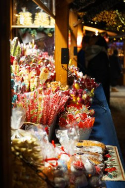 Bir kış akşamında Noel dekorunun arka planındaki ahşap bir büfede çeşitli tatlılar.
