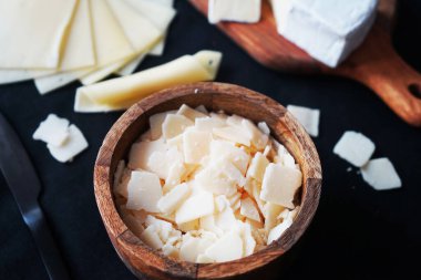 Parmesan peyniri, Camembert peyniri ahşap bir tahtada ve koyu bir arka planda kase.