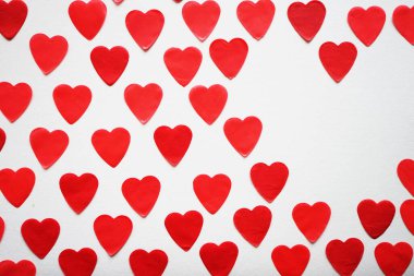 Beyaz arka planda kırmızı kalpler