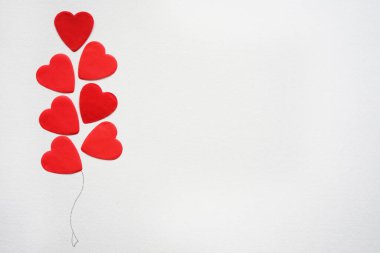 Beyaz arka planda kırmızı kalpler
