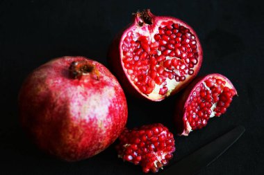 Narı koyu arkaplanda bir diğerinin yanında kes