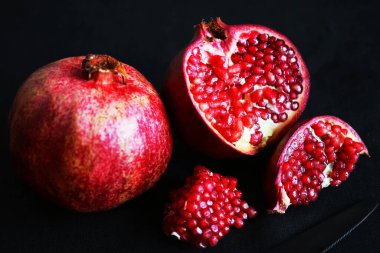 Narı koyu arkaplanda bir diğerinin yanında kes