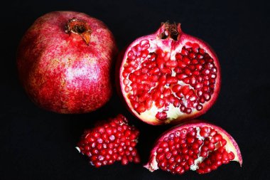 Narı koyu arkaplanda bir diğerinin yanında kes