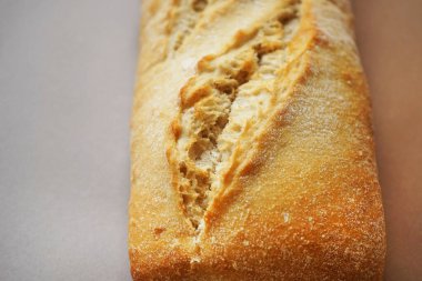 Kahverengi-gri arka planda buğday ciabatta