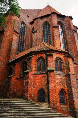Kasvetli bir günde eski tuğla kilise binası