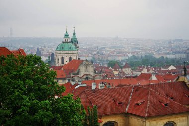 Kasvetli bir günde kahverengi çatıları olan eski Prag kasabası manzarası