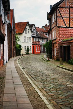 Kasvetli havada küçük bir Alman kasabasında eski tarihi evler