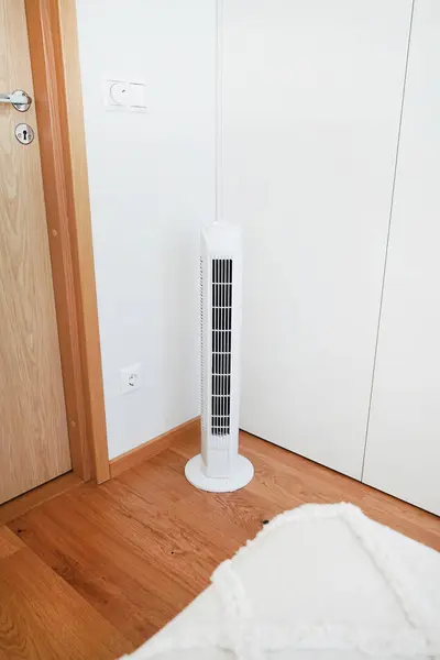 Beyaz Kule hayranı, modern, parlak bir iç mekan.