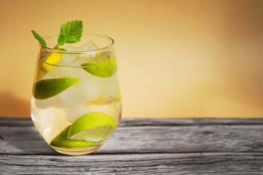 Sodalı, buzlu, limonlu ve limonlu cam.