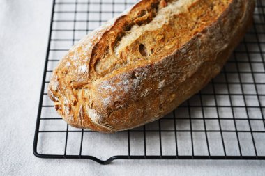 Metal bir tepside taze pişmiş ekmek.