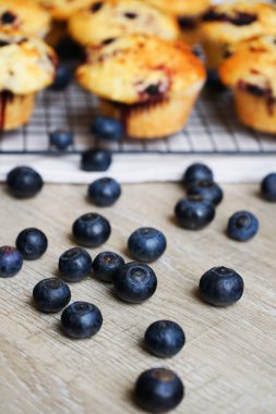 Yabanmersinli keklerin arka planında yaban mersinli yakın plan.