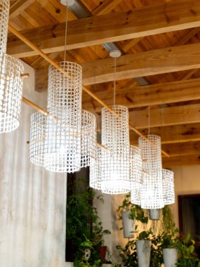 Tavana, restoran içi olarak ahşap kirişlerden yapılmış avizeler asılıydı.