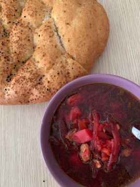 Bir kase Ukrayna usulü pancar ve kepekli taze ekmek.