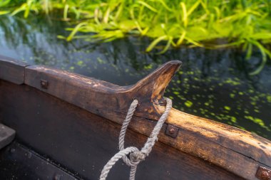 Yeşil arka planda eski ahşap tekne