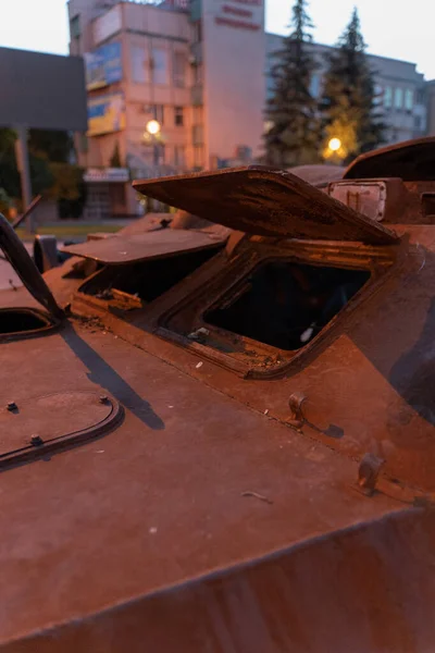 Şehrin ortasında paslı bir tank yanmış.