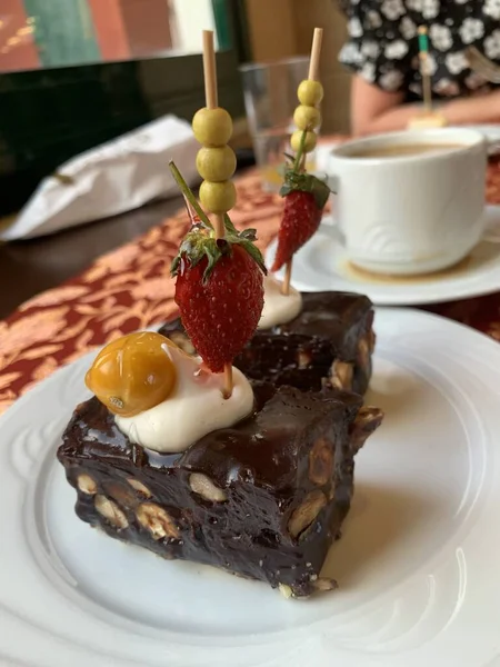 Bir parça çikolatalı pasta ve güzel bir sunum.