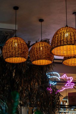 Modern restoranın içinde.