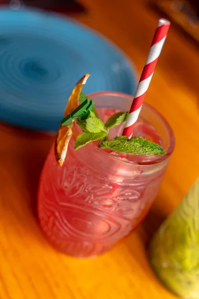 Pembe yaz kokteyli, kamışlı bir bardakta