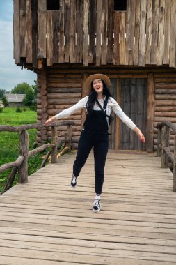 Şapkalı neşeli kız doğada dinleniyor.