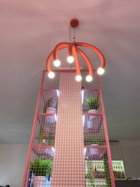 Müessesenin içi pembe, orijinal lambanın alt tarafı.