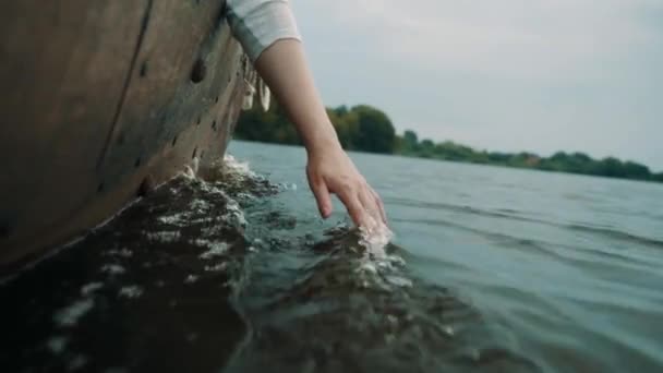 Die Hand Eines Mädchens Berührt Zeitlupe Das Wasser Fluss Während — Stockvideo