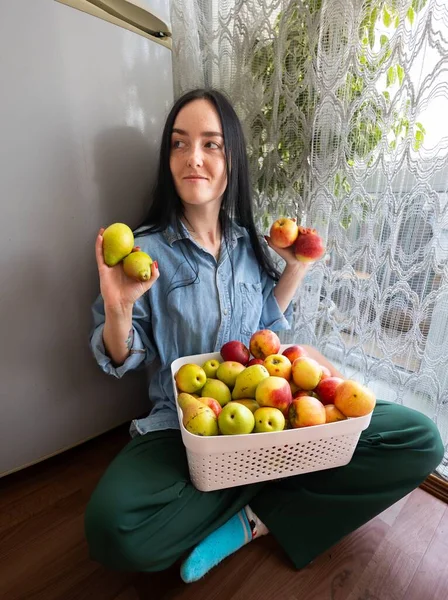 Taze organik meyve hasadıyla vejetaryen kız