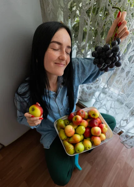 Genç kadın sağlıklı beslenmek için, taze organik meyvelerle