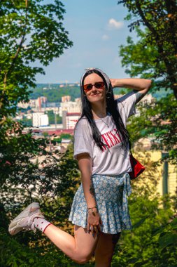 Neşeli kız aktif bir hafta sonunun tadını çıkarıyor.