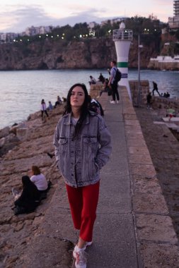 Deniz kıyısında şık bir kız.