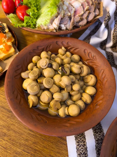 Bir ziyafette bir kase mantar turşusu.