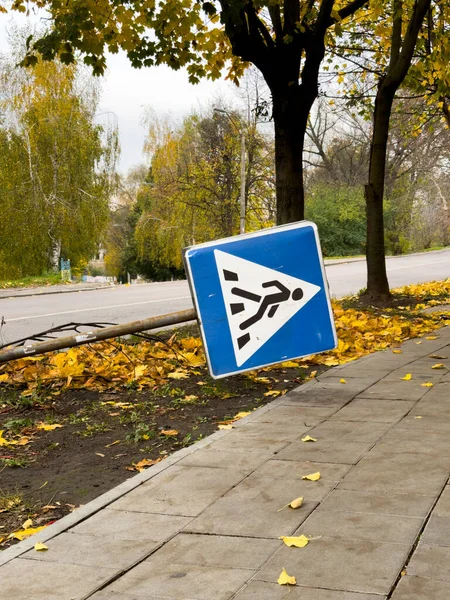 Yol tabelası sokakta duruyor, tehlike yaratıyor.