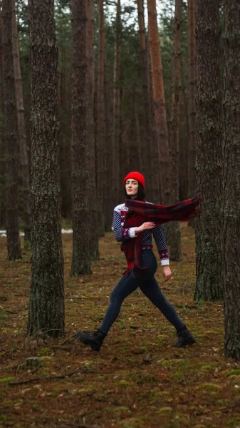 Ormanda atkısı olan şık bir kız.